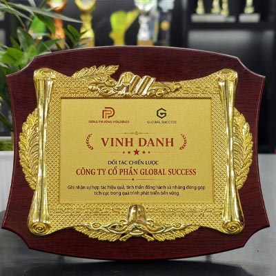 Bảng Vinh Danh VD05 Nền Gỗ Khổ Ngang Kích Thước 24cm x 31cm