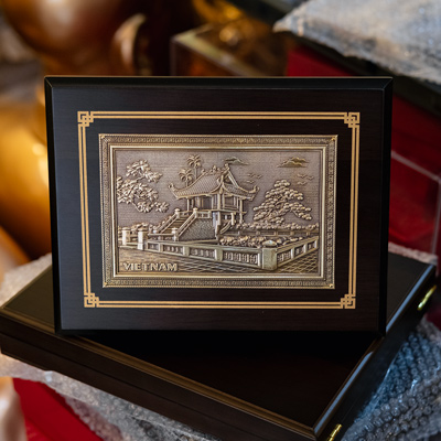 Hộp Quà Tặng Tranh Chùa Một Cột Bằng Đồng Ốp Nền Gỗ Đẹp