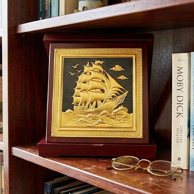 Hộp Tranh Quà Tặng Thuận Buồm Xuôi Gió Bằng Đồng Dát Vàng KT 18cm