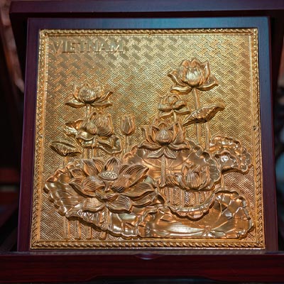 Quà Tặng Hộp Tranh Hoa Sen (mẫu vuông) Bằng Đồng Dát Vàng Khổ Vuông 23cm