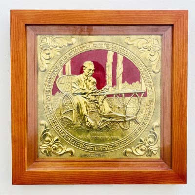 Tranh Bác Hồ ngồi làm việc bằng đồng vàng khổ vuông 38cm