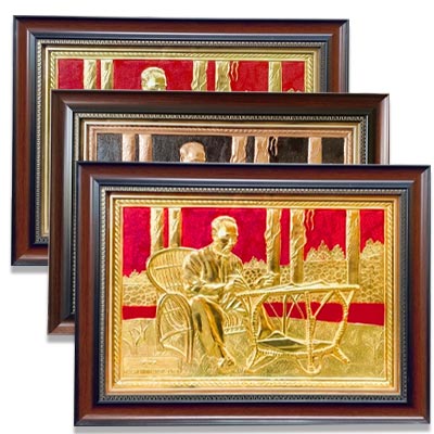 Quà tặng tranh Bác Hồ ngồi ghế mây làm việc bằng đồng khổ ngang 40cm x 55cm