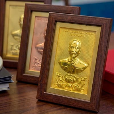 Quà Tặng Tranh Đồng Chân Dung Bác Hồ Khổ Dọc 20cm x 25cm