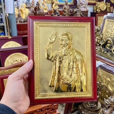 Tranh chân dung Bác Hồ vẫy tay chào bừng đồng dát vàng kt 20x25