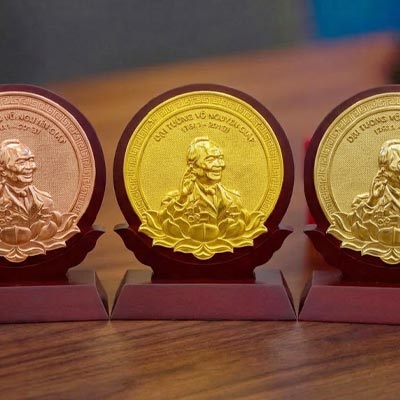 Tranh Tròn Để Bàn Chân Dung Đại Tướng Võ Nguyên Giáp Bằng Đồng