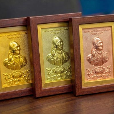 Quà Tặng tranh đồng để bàn chân dung đại tướng Võ Nguyên Giáp khổ dọc kt 15cm x 20cm