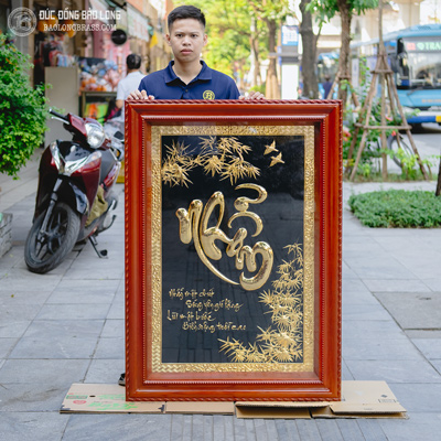 Tranh chữ Nhẫn bằng đồng mạ vàng 24k khung gỗ gõ khổ 1m27 x 89cm