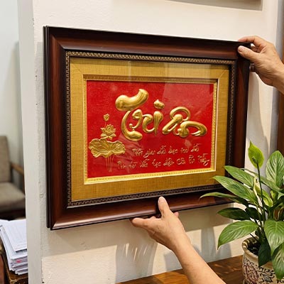 Tranh chữ Tri Ân bằng đồng dát vàng khổ 32cm x 42cm