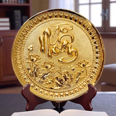Tranh đĩa chữ Nhẫn bằng đồng dát vàng đk 19cm