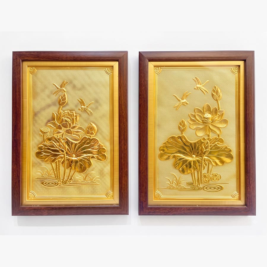 Tranh Hoa Sen Bằng Đồng Dát Vàng Khổ Dọc 24cm x 34cm