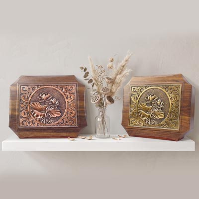 Tranh hoa sen để bàn bằng đồng khổ ngang khung cách điệu kt 20x25cm