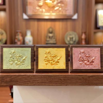Quà tặng để bàn tranh hoa sen Việt Nam bằng đồng khổ 20cm x 25cm